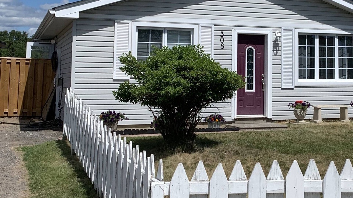 Thunder Bay House | accessible- parkside gem-3 bdm corefloor home-pet friendly.