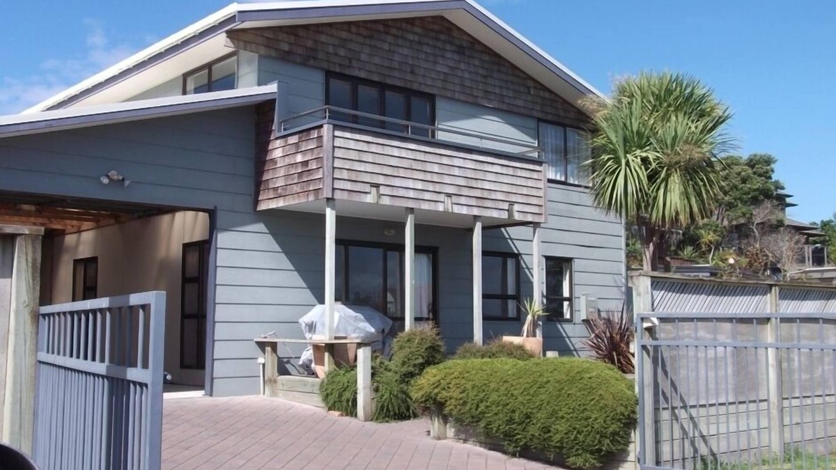 Pukehina House | ACCOMMODATE 19 - OCEAN FRONT.