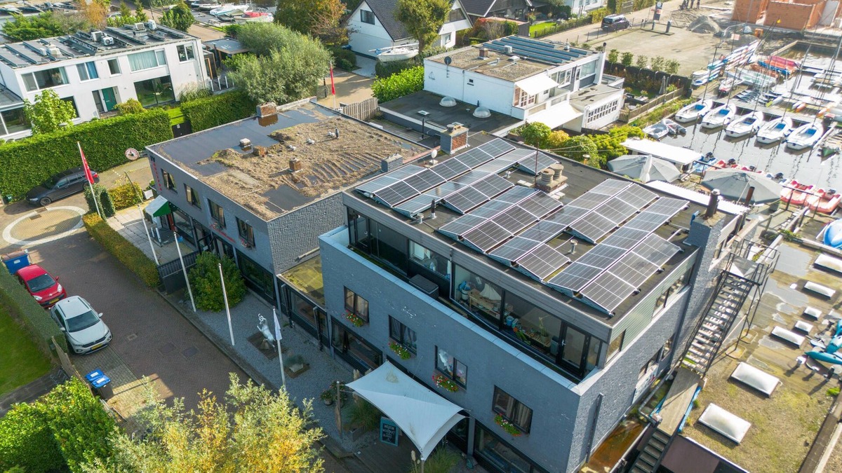 Kaag House | Accommodation by the water with sauna + hot tub