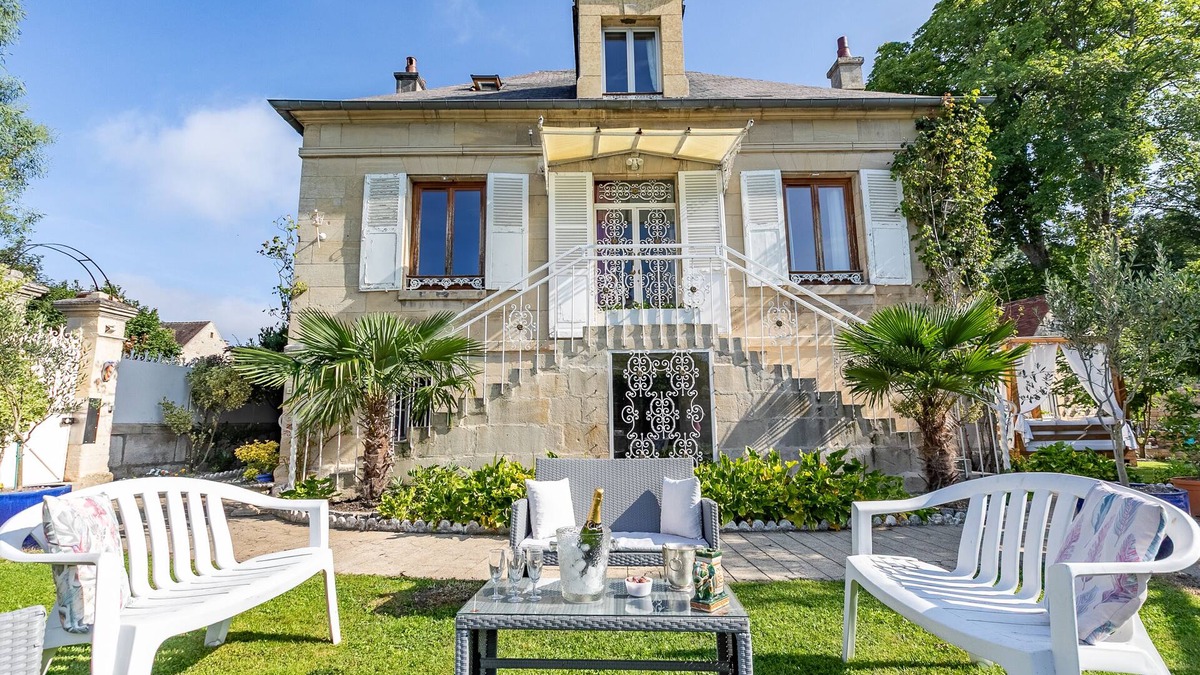 Cires-Les-Mello House | Accommodation, Very peaceful environment, 10 Travellers