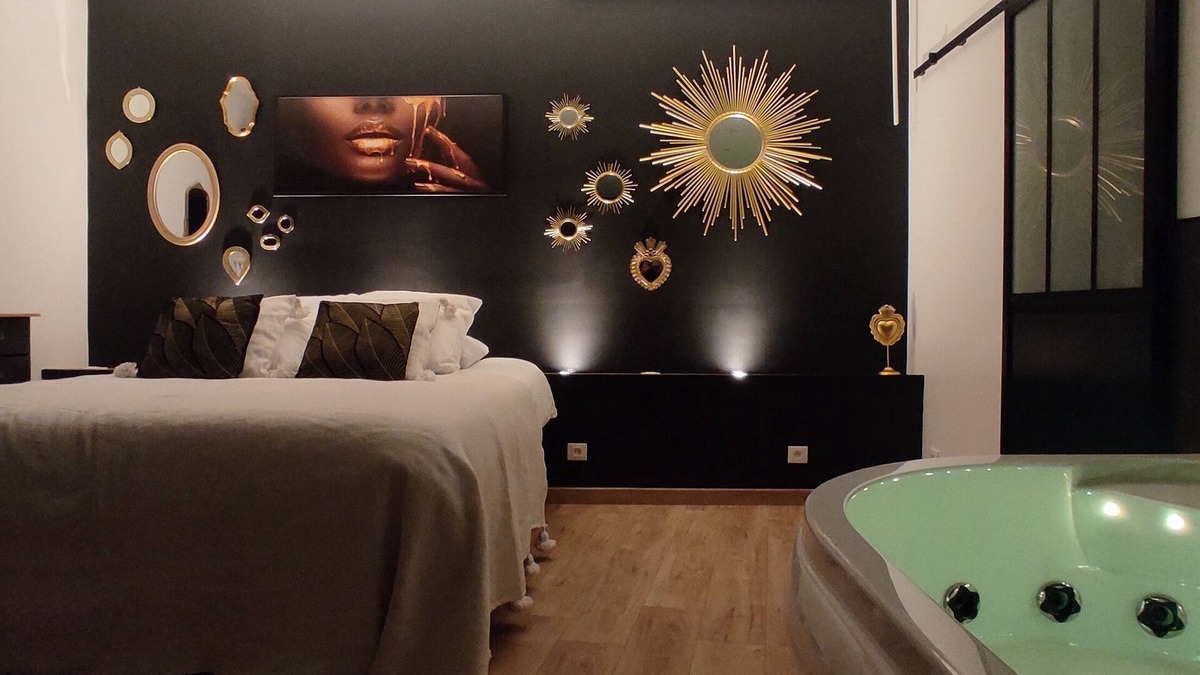 Ailly-sur-Noye Apartment | Accommodation with a landscaped patio with trees. Ideal for a moment for two.