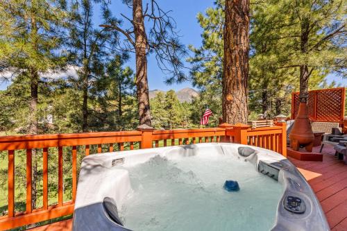 Flagstaff House | ACE - A Hole in One Right on the Golf Course Hot Tub Mt Views Pines
