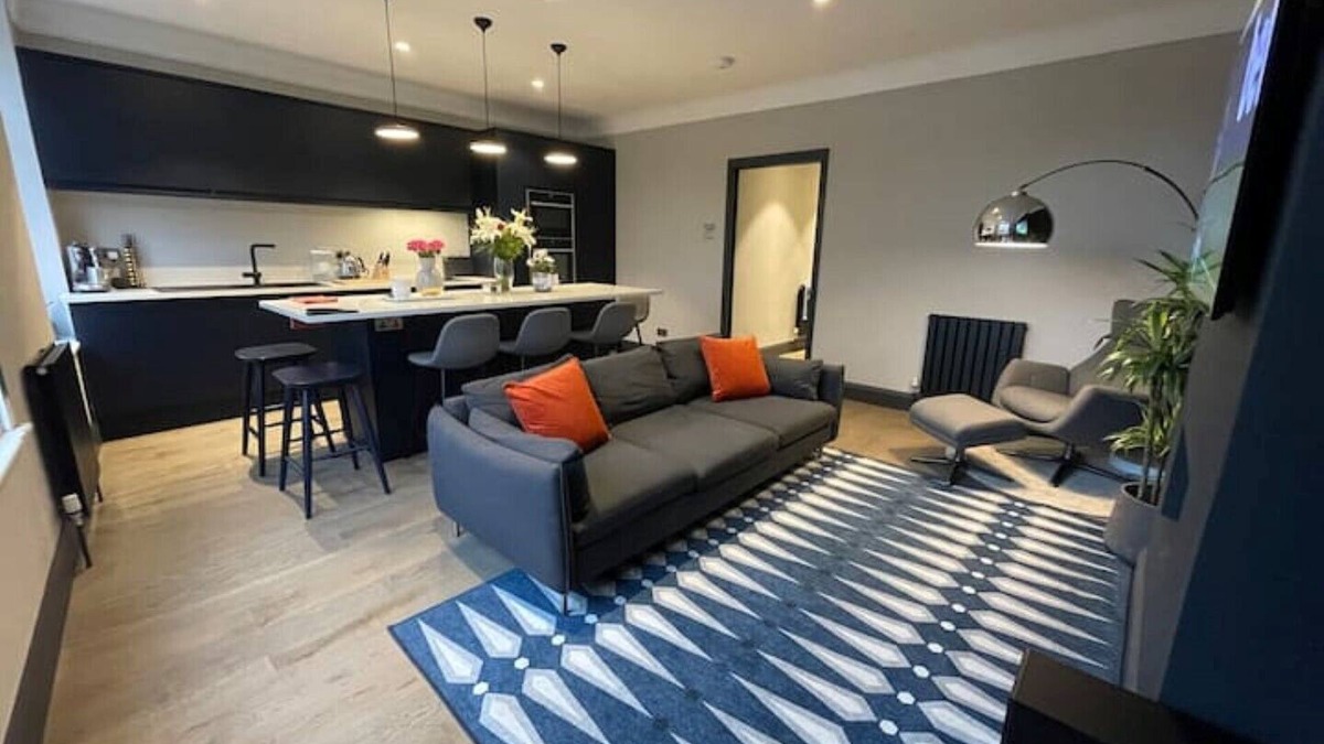 Hillside Apartment | Ace Flat in Wimbledon Village (10 minutes from Wimbledon Tennis!)