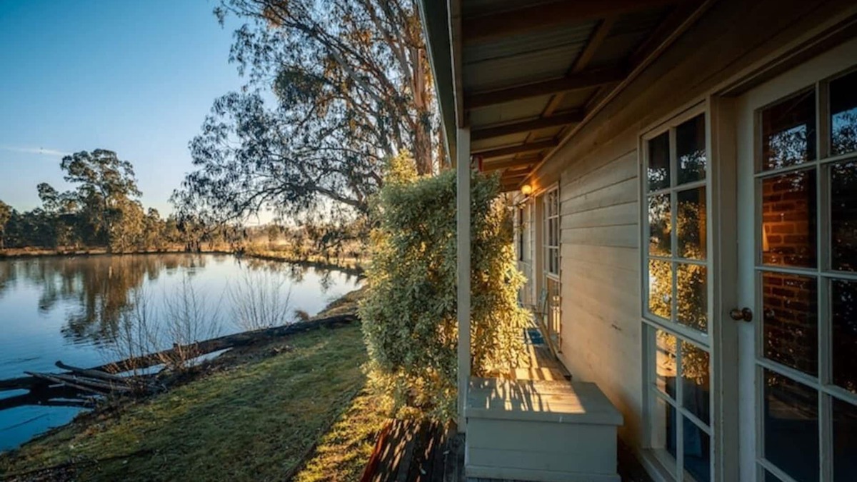 Acheron Cabin | Acheron Valley Country Retreat Lakefront Rooms (LR)
