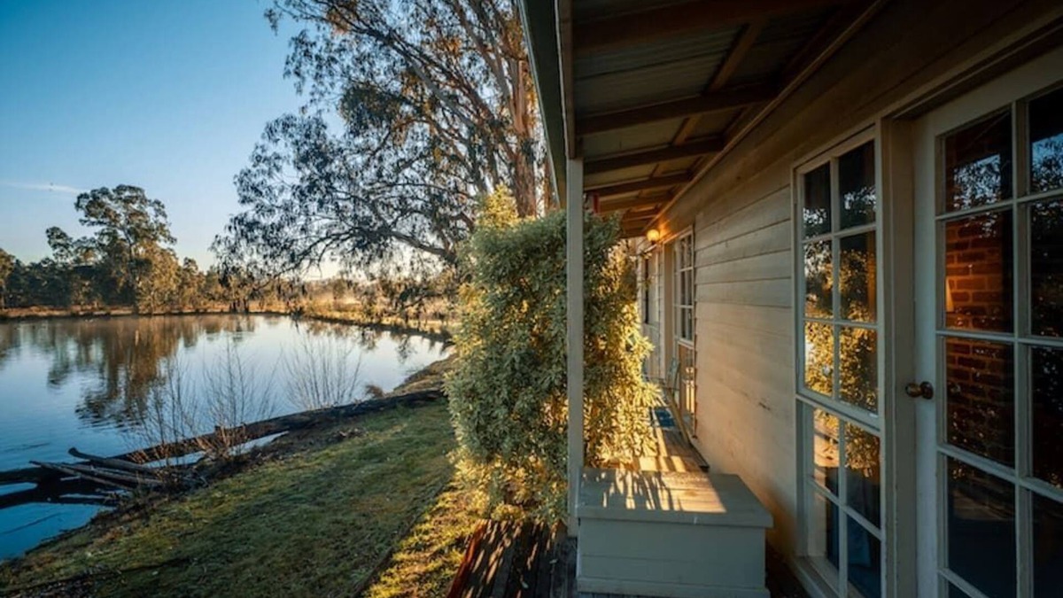 Acheron Cabin | Acheron Valley Country Retreat Lakefront Rooms (LR)