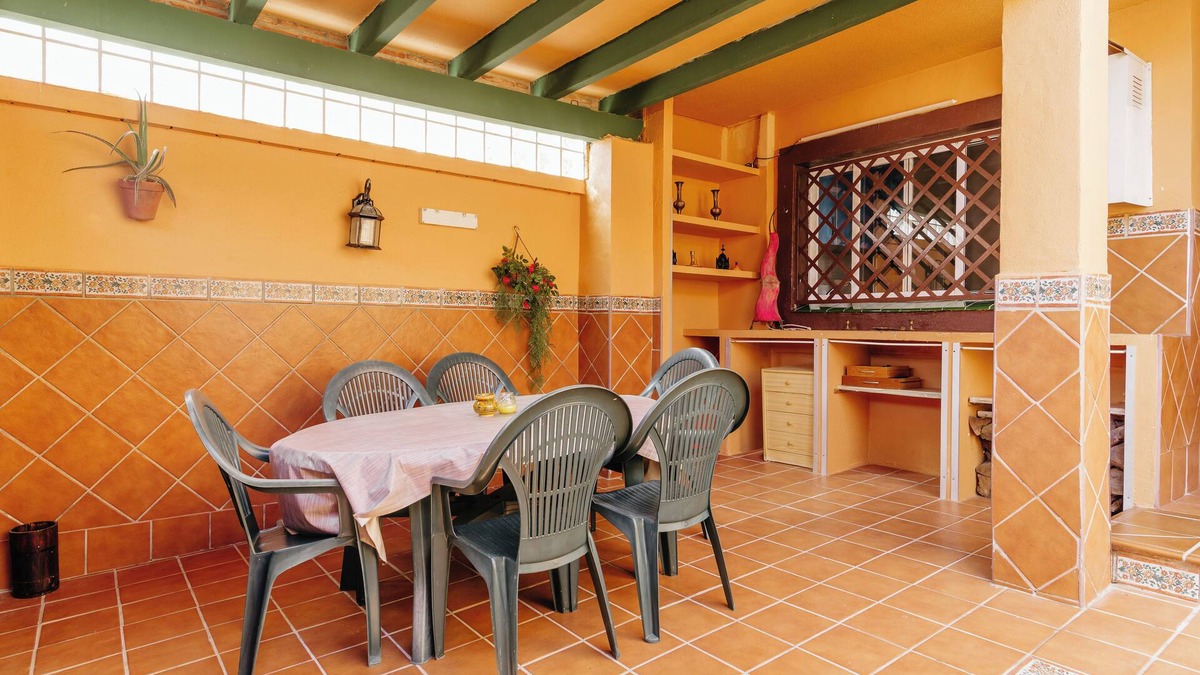 Algeciras House | Acogedor Hogar en Cádiz con Patio y Amenidades Deportivas