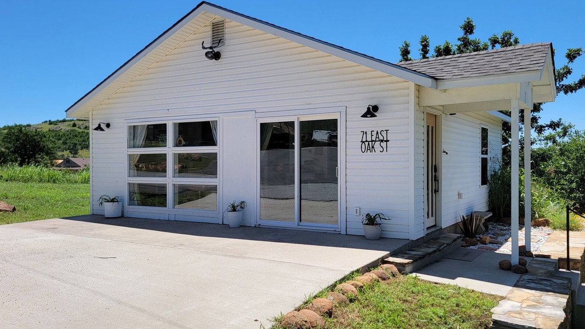Medicine Park Cottage | Acorn Cottage: bright luxury boho home with large outdoor fenced patio area!