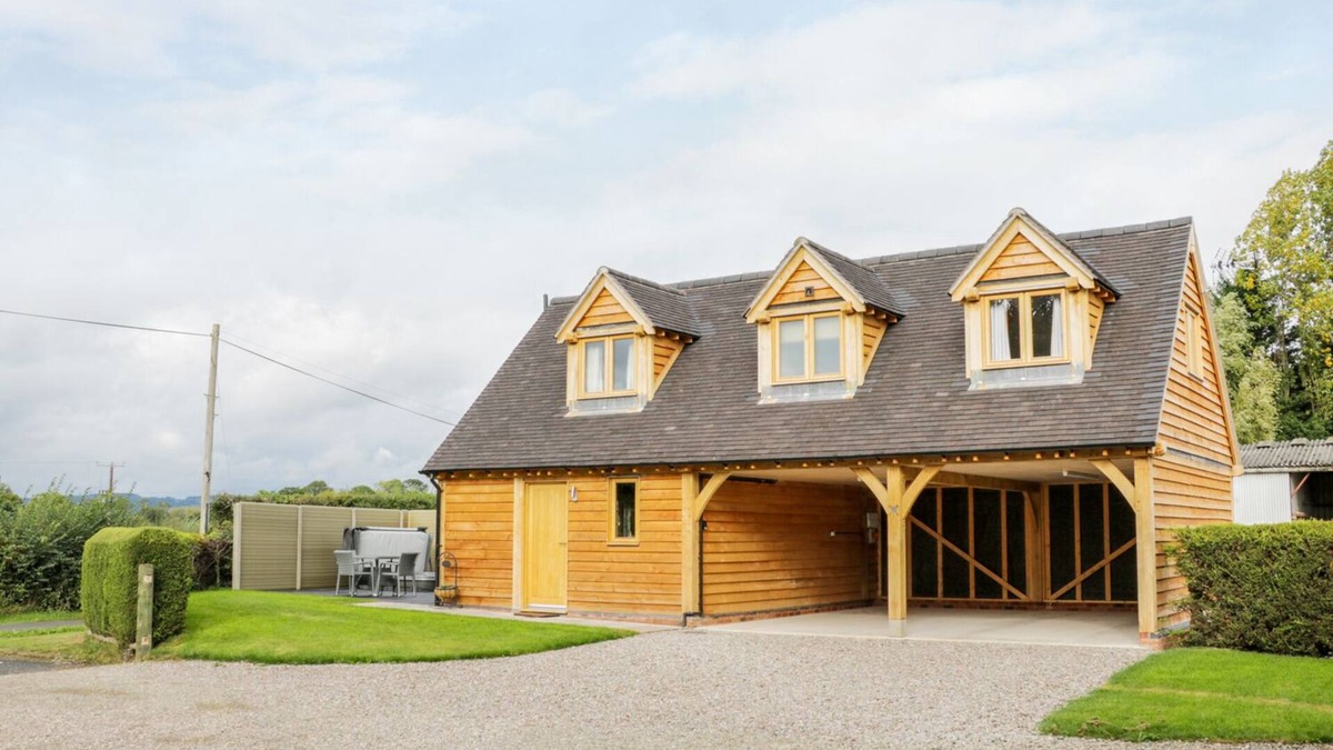 Little Hereford Cottage | ACORN COTTAGE, family friendly, with hot tub in Little Hereford