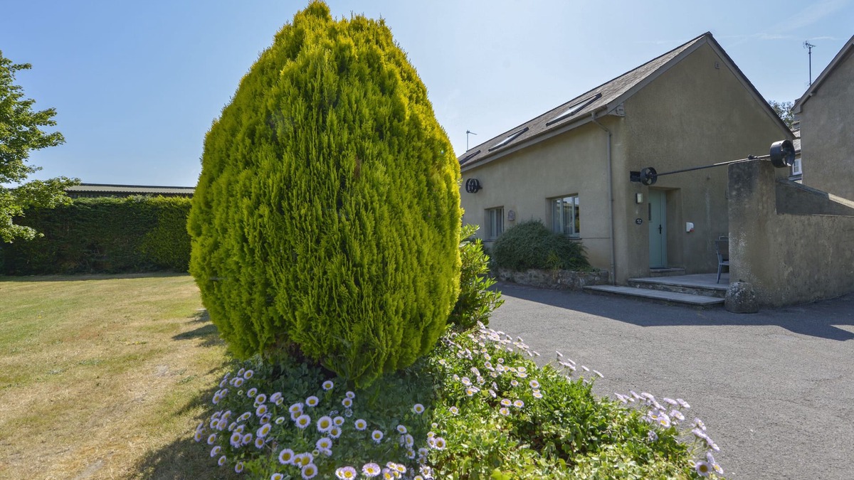 Teigngrace Cottage | ACORN COTTAGE, pet friendly, with pool in Newton Abbot