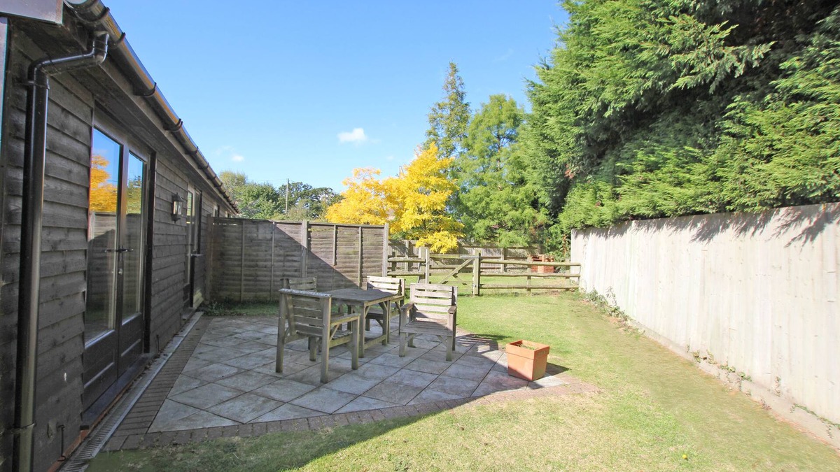 Ashford Cottage | Acorn Cottage - Well equipped cottage in countryside location.