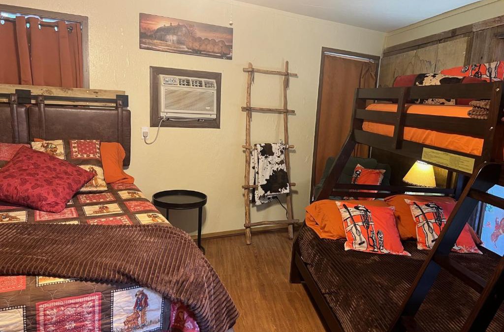 Canton Hotel | Acorn Hideaways Canton Old Western Ranch Hands' Suite