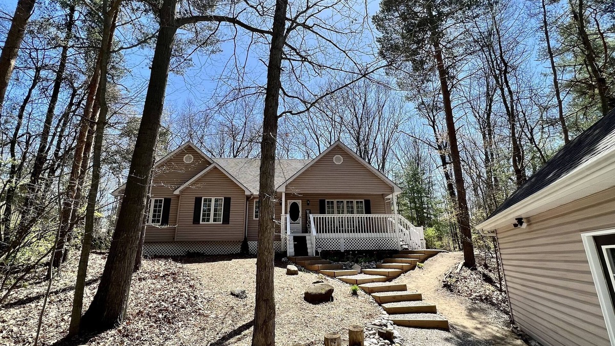 Grand Bend Cottage | Acorn Hills-Stylish~Oak Forest~Private Beach~Bikes-games room