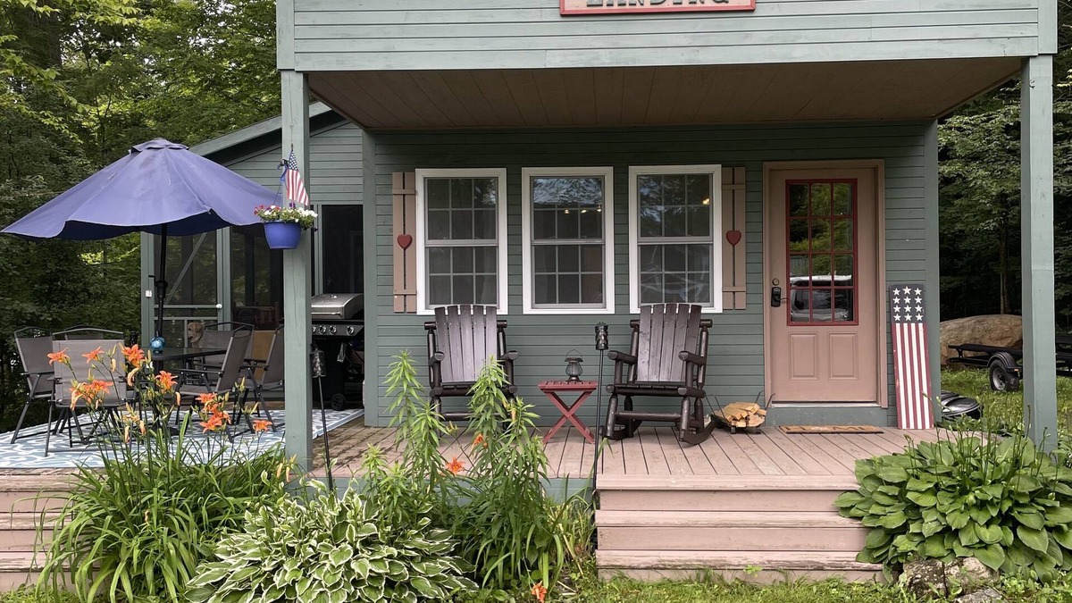 Hubbardton Cabin | Acorn Landing is a relaxing family-friendly cabin at Lake Bomoseen! n