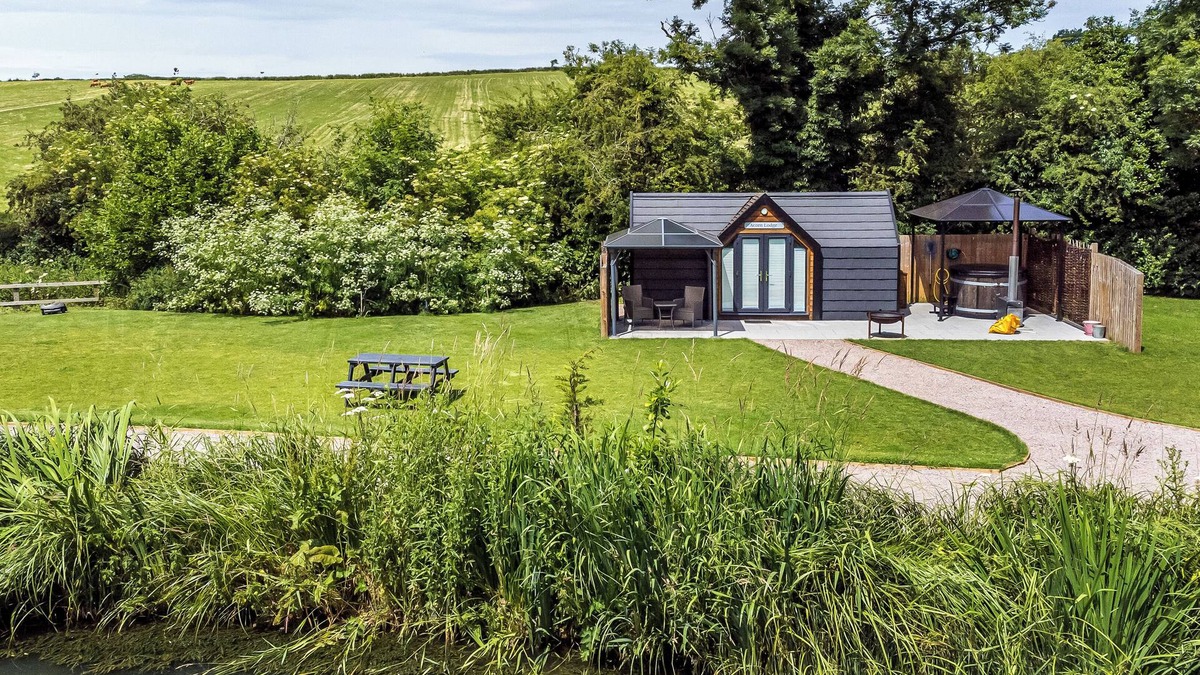 Middleton Cheney Cottage | ACORN LODGE AT BRIDGE LAKE FARM & FISHERY, romantic in Chacombe