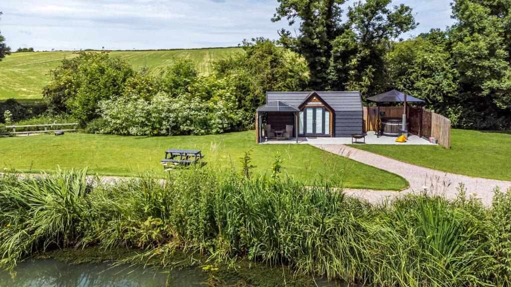 Middleton Cheney House | Acorn Lodge At Bridge Lake Farm & Fishery
