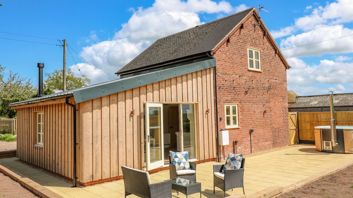 Amerton Cottage | ACORN LODGE, family friendly, with hot tub in Sandon, Staffordshire