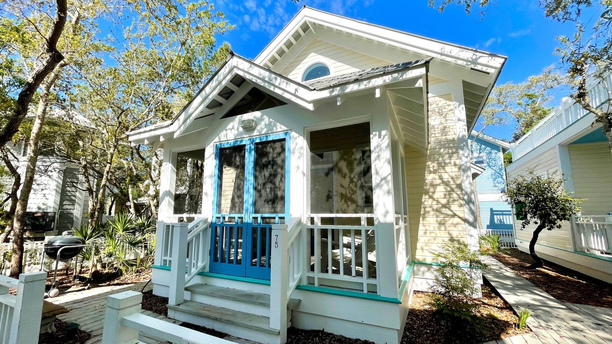 Seaside House | Across from Pool in Seaside, Short Walk to Beach, 2 Bed, Sleeps 4 + 2 Bikes!