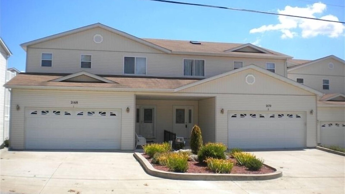 Lake Ozark House | Across from Shady Gators & H Toad 5 BR Sleeps (10) 3,000 sq ft