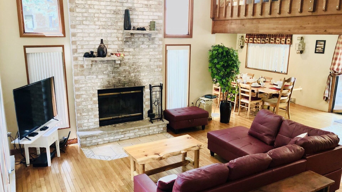 Bushkill Cabin | Across From Ski/Indoor Pool/Gym/Restaurant-short-Walk see video Saw Creek Estate
