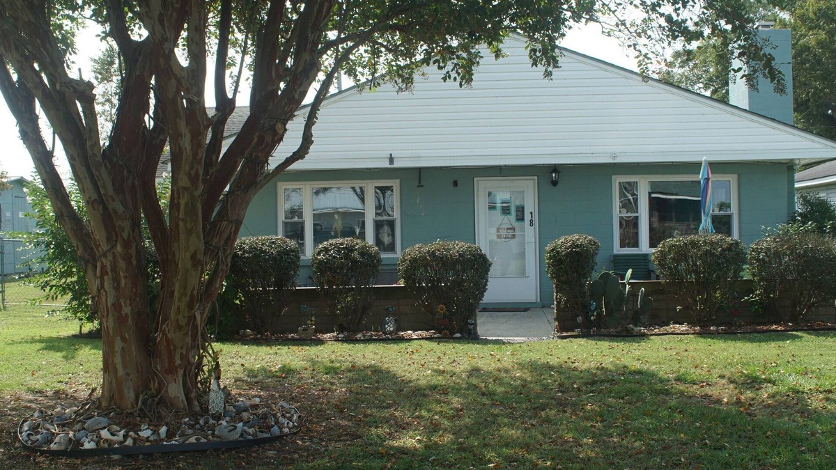 Durants Neck Cottage | Across from the Albemarle Sound. 4-bedroom cottage in Roper, NC. Pet friendly n