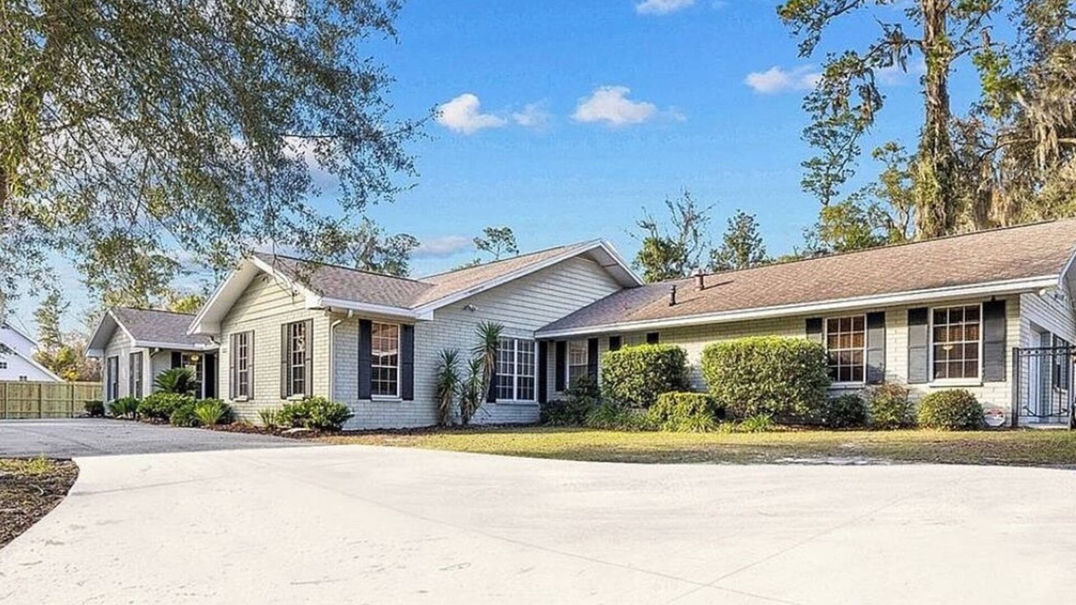 Gainesville House | Across from UF on University Ave - 5 br 3.5 bath with HOT TUB.