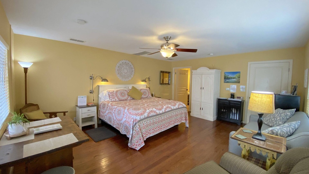 New Braunfels Cabin | Across Street From Comal River, 1 Block To Schlitterbahn, 3 Blocks To Downtown