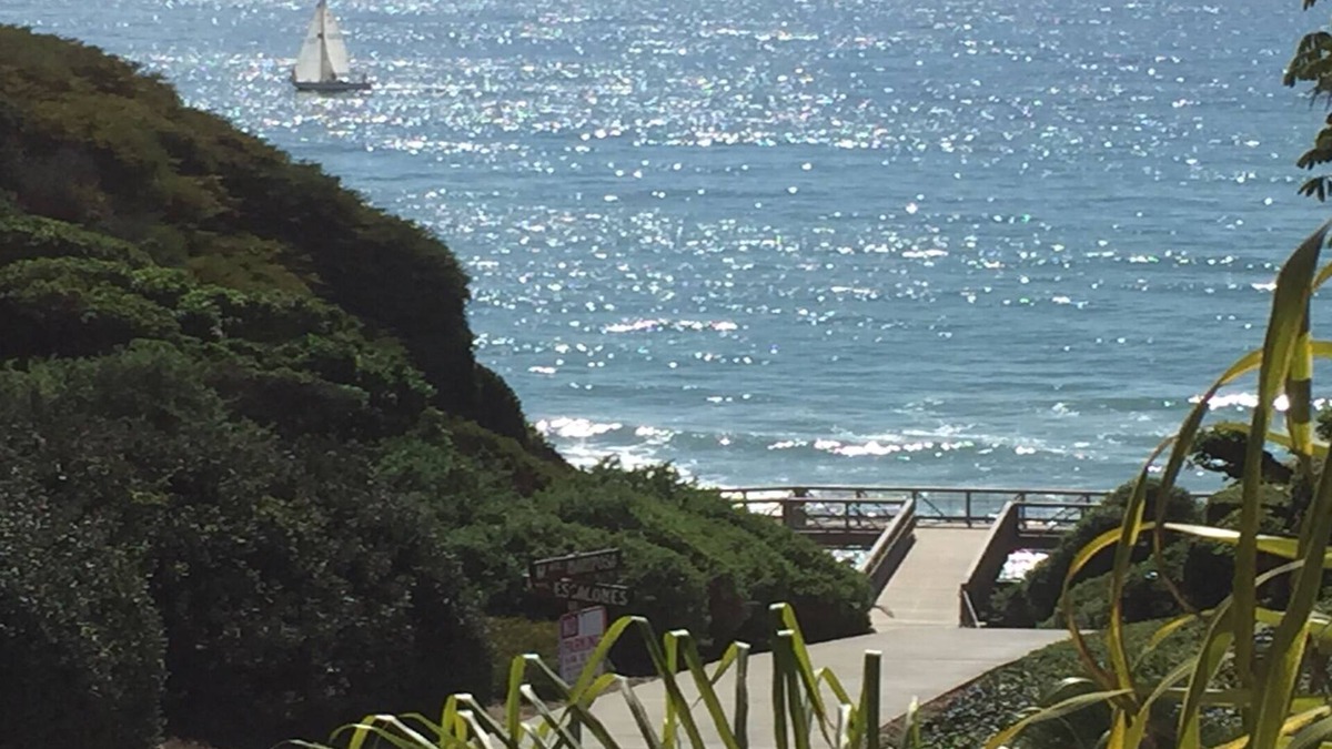 San Clemente Condo | 🌺 ACROSS STREET FROM BEACH, PEEK-A-BOO OCEAN VIEW, BBQ, WALK TO TOWN 🌺