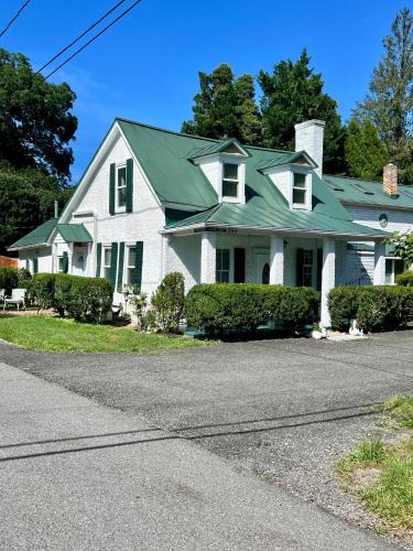 Washington House | Across The INN Entire Colonial House with lovely porch & extremely fast Wi-Fi