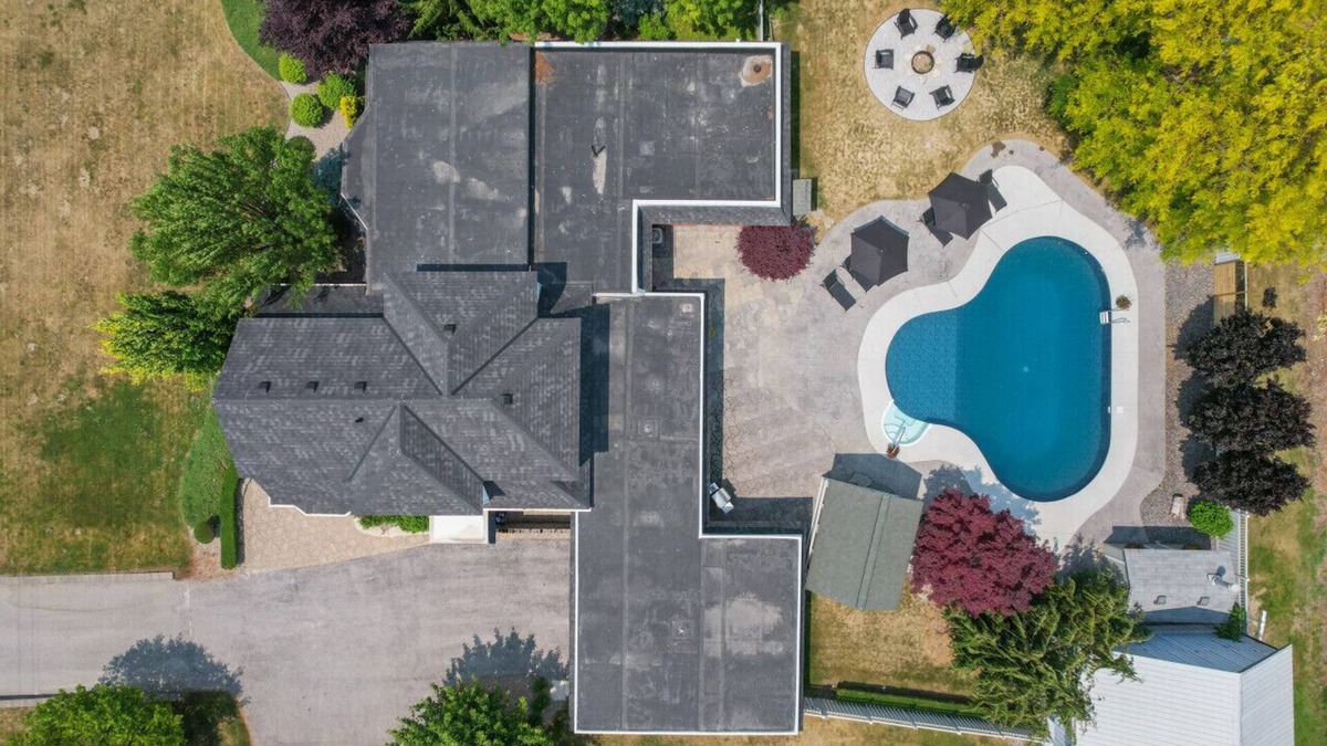 Kingsville House | Across the ST from Pelee Island Winery