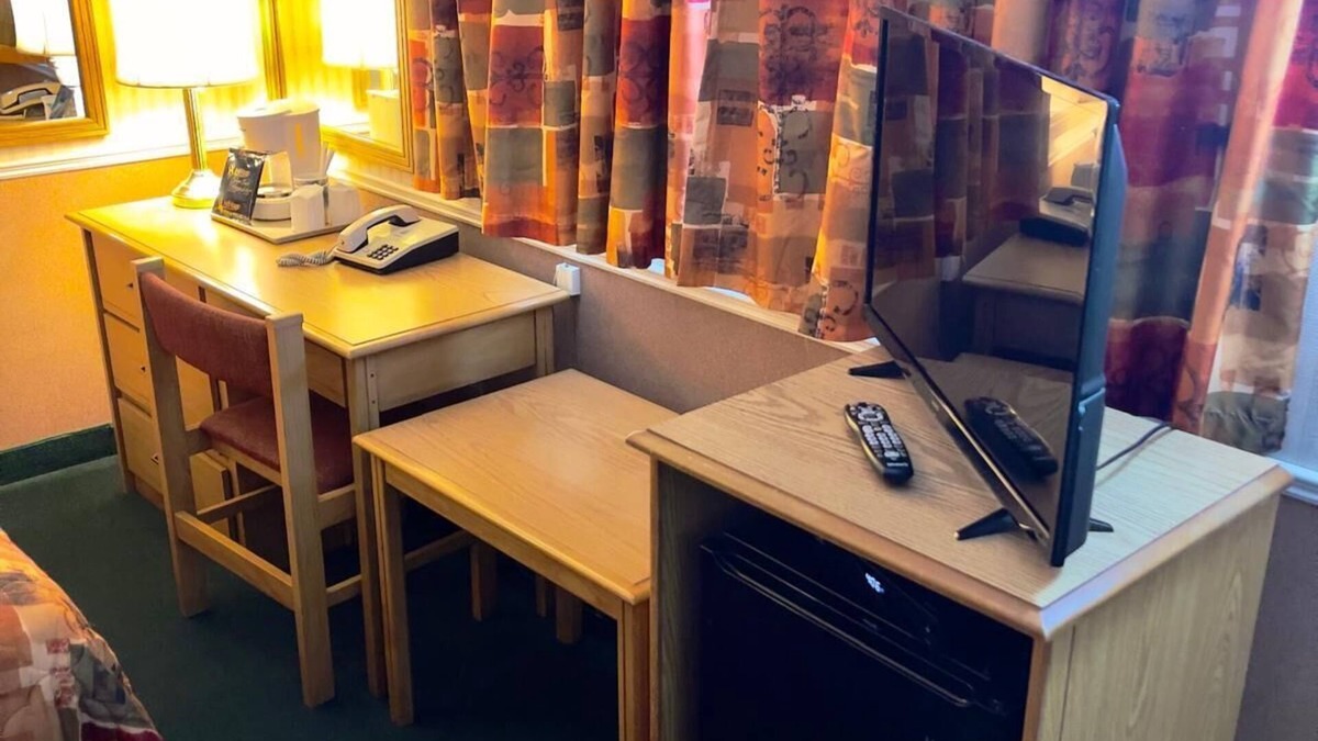 Algoma District Hotel | Adams Motel