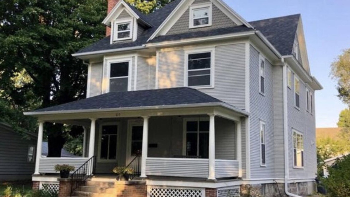 Storm Lake House | Ada’s Guesthouse- historic home close to lake, shopping, parks, trails, BVU