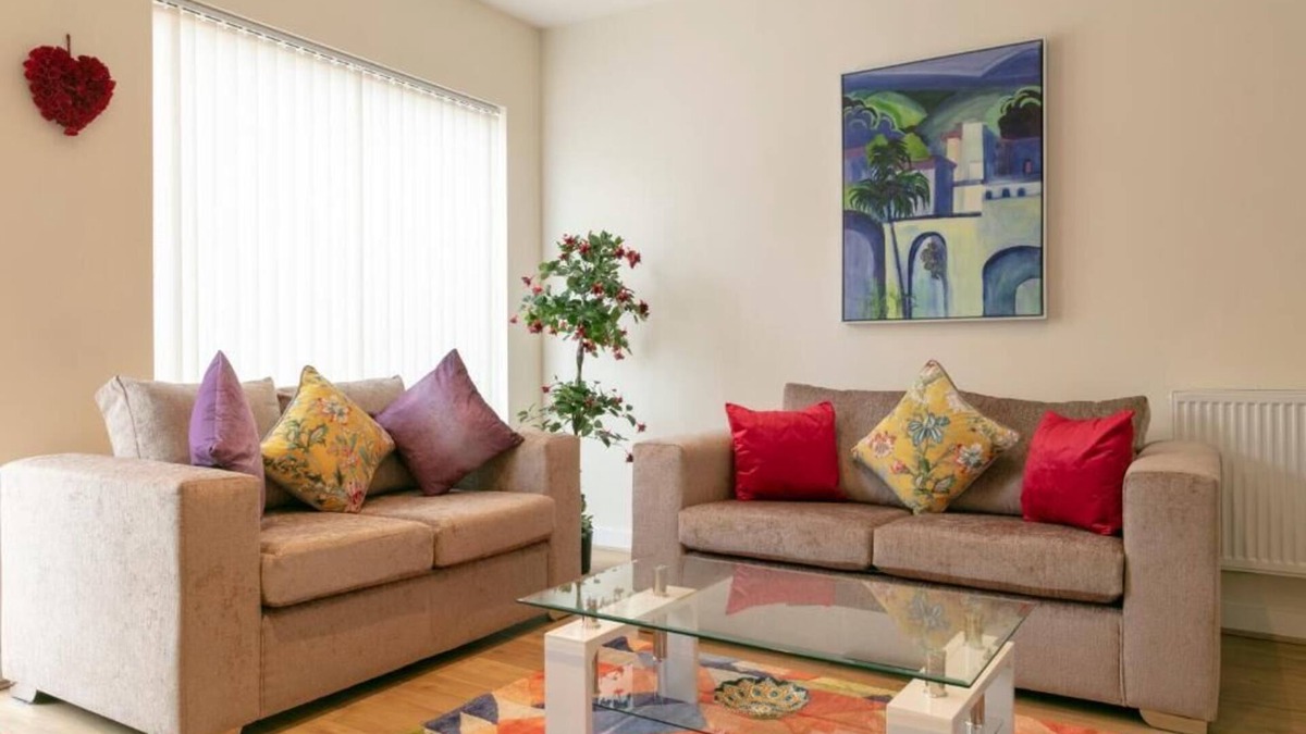 Trumpington House | Addenbrookes Townhouse with Parking and sleeps 6 ; 5 mins to Papworth hospital