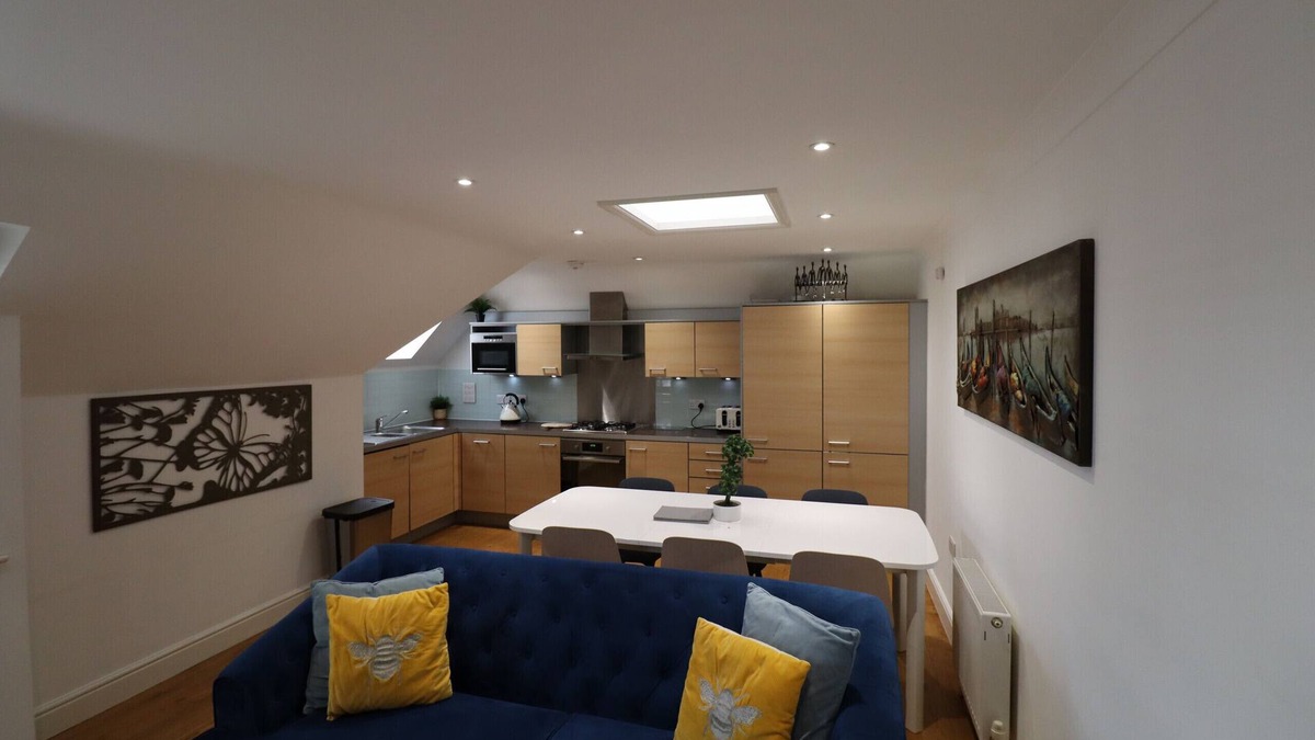 Runnymede Apartment | Addlestone - Spacious - Two Bedroom (Two Bathroom) Apartment
