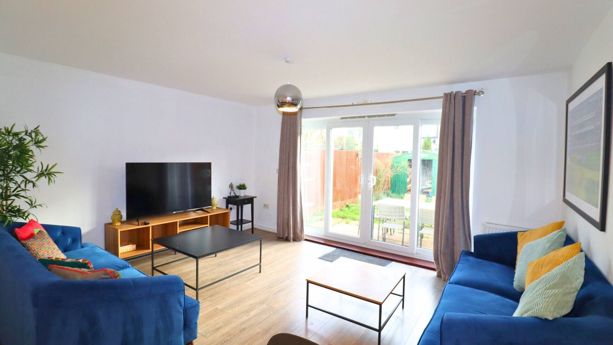 Runnymede Apartment | Addlestone: Stylish & Modern Four Bedroom (Three & half Bath) Townhouse