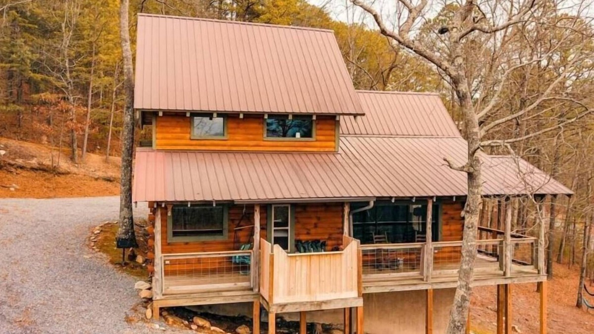 Townsend Cabin | Adelaide's Den:Pet Friendly, Free Attraction Tickets, Hot Tub & Amazing Views
