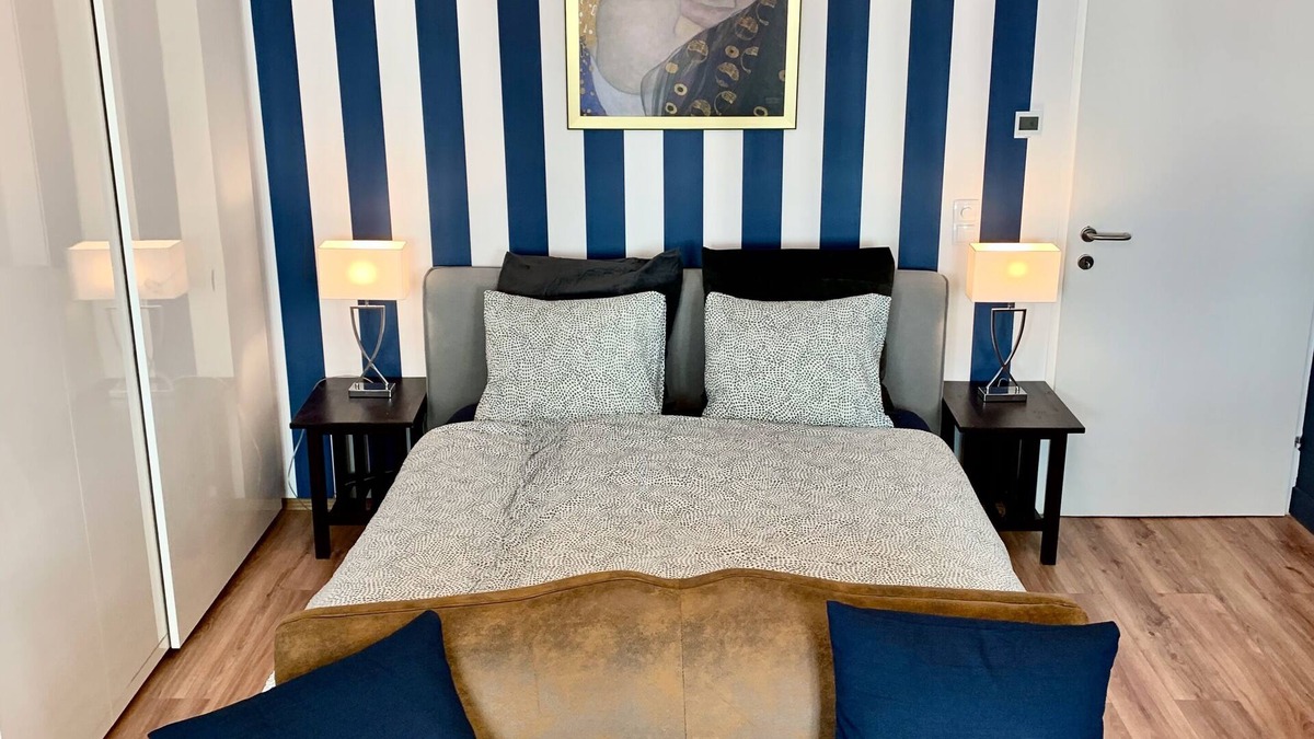 Rudolfsheim-Funfhaus Apartment | Adele Blue Danube (10 min to Center direct above Subway)