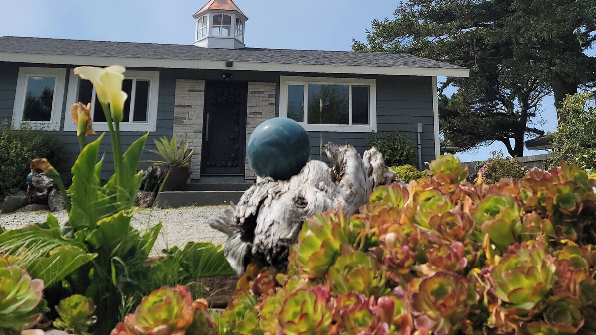 Brookings Cottage | Adele's Oceanside Retreat on Brookings best private beach Kid & Pet friendly!