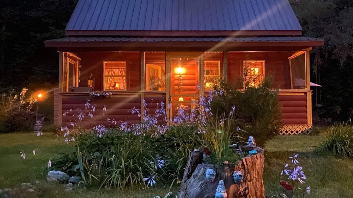 Gloversville Cabin | Adirondacks, NY Tiny Whimsical House/Cabin Sleeps 8 w/WI-FI and all amenities!