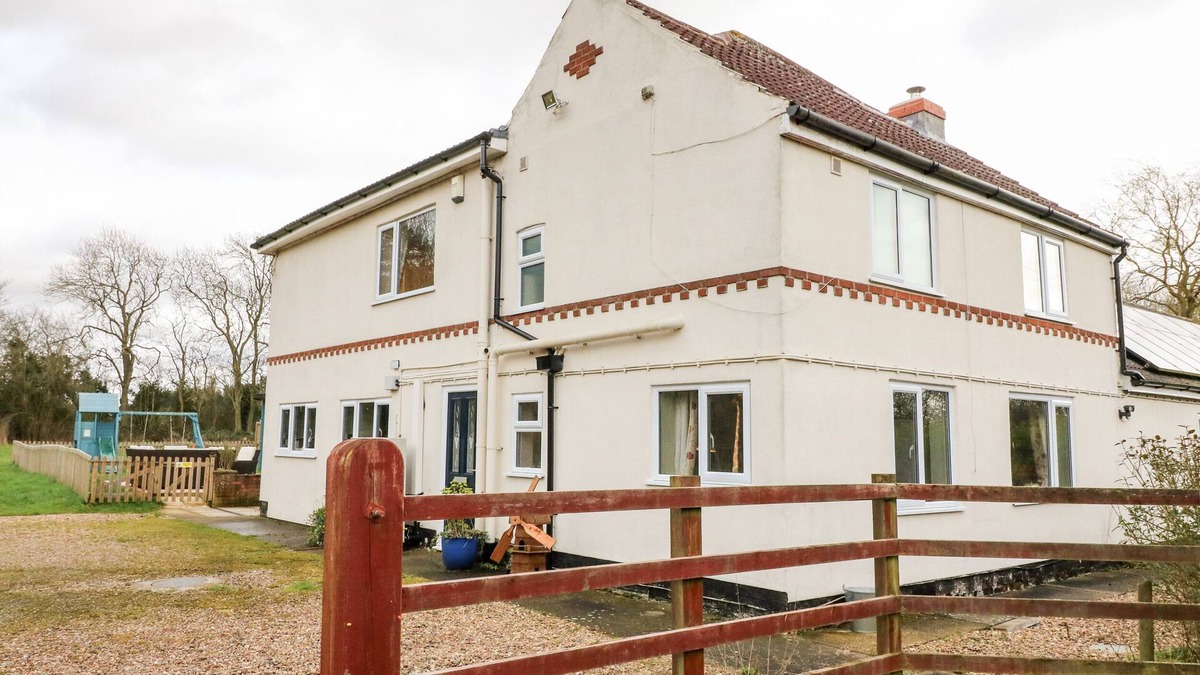 East Barkwith House | ADITUM COTTAGE, family friendly, with hot tub in Wragby