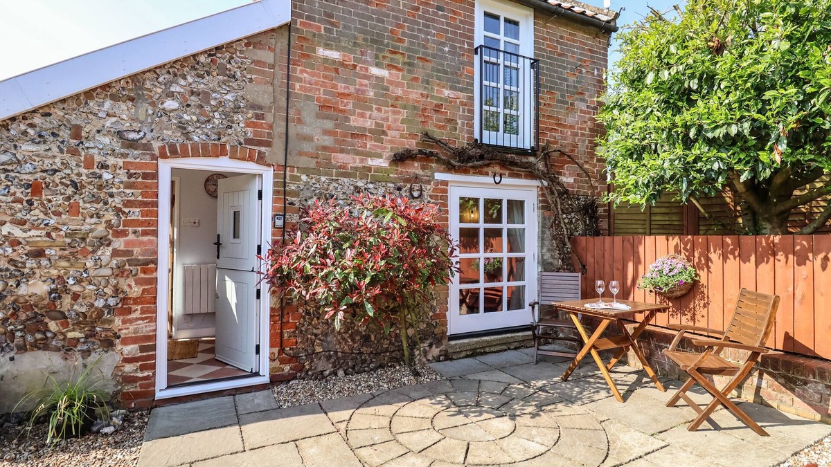 Woodbridge Cottage | ADMIRAL COTTAGE, pet friendly, with a garden in Snape, Suffolk