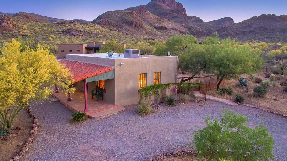 Cortaro House | Adobe Home w/Mt Views -Hacienda Del Cholla