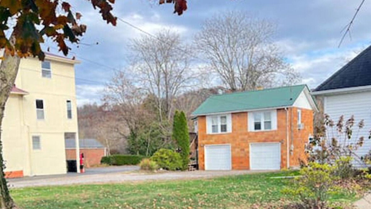Point Pleasant Apartment | Adorable 1 bedroom guest house with deck. 5 minutes to the Mothman Museum.