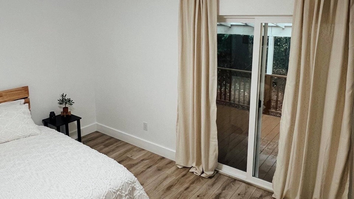 Venersborg House | Adorable 1-Bedroom Guest-House with Large Covered Deck