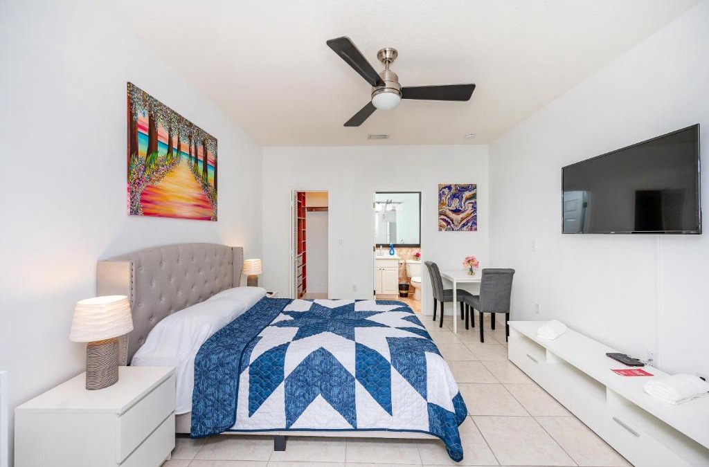 Ludlam Apartment | Adorable 1 bedroom studio with private entrance.