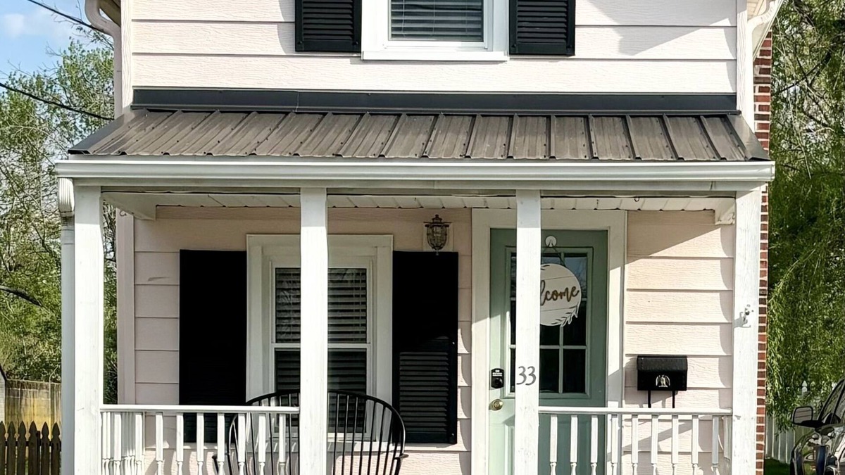 Woodstown Cottage | Adorable 100-year-old tiny home in historic town. Gym membership included!
