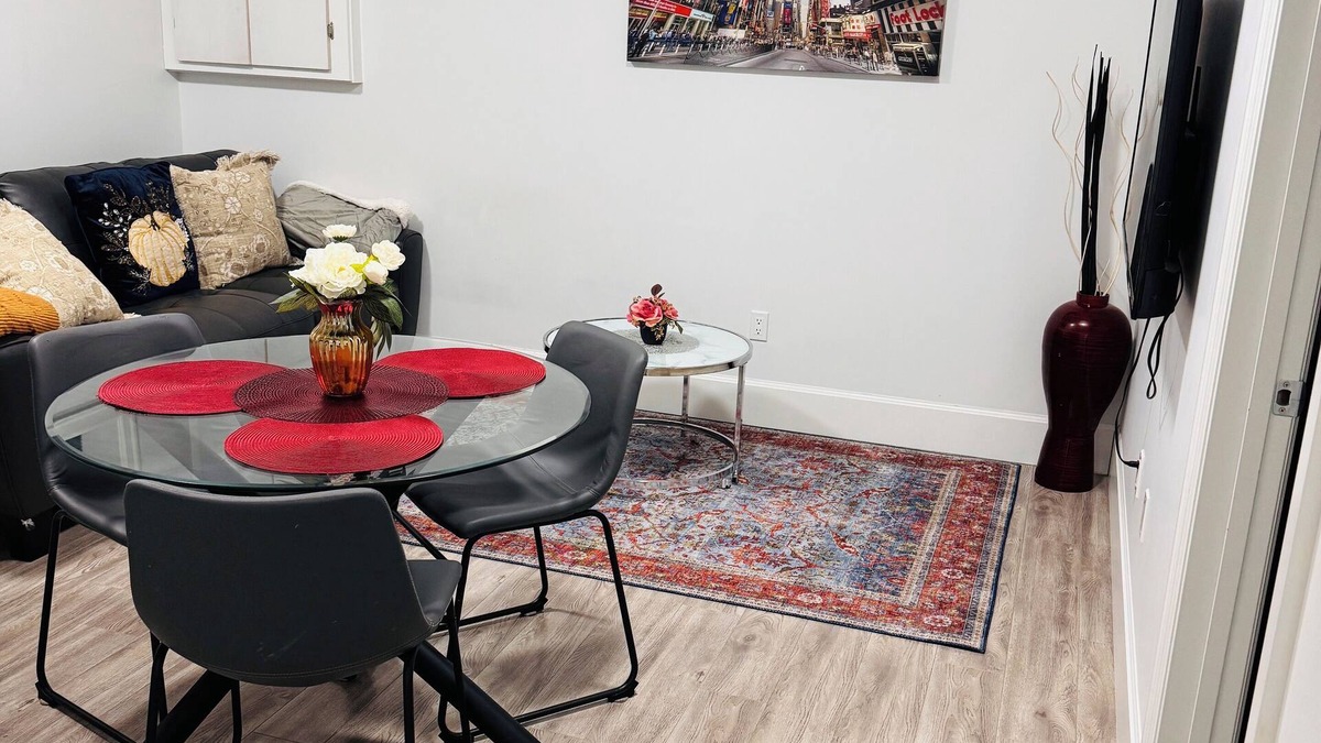 Saskatoon House | Adorable 2 Bd Suite