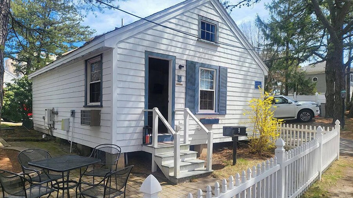 Ocean Park Cabin | Adorable 2 bedroom cabin only 50ft from Beach