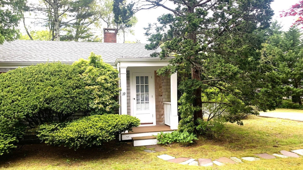 Wianno House | Adorable 2 bedroom, 2 bath Osterville Cottage walk to Village, close to beach, beach pass included.