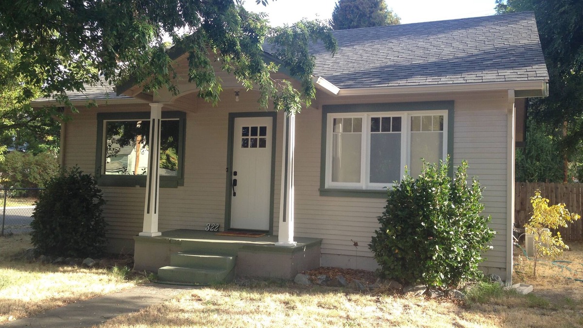 Grants Pass Cottage | Adorable 2 bedroom 1 bath Craftsman Cottage in Downtown Grants Pass