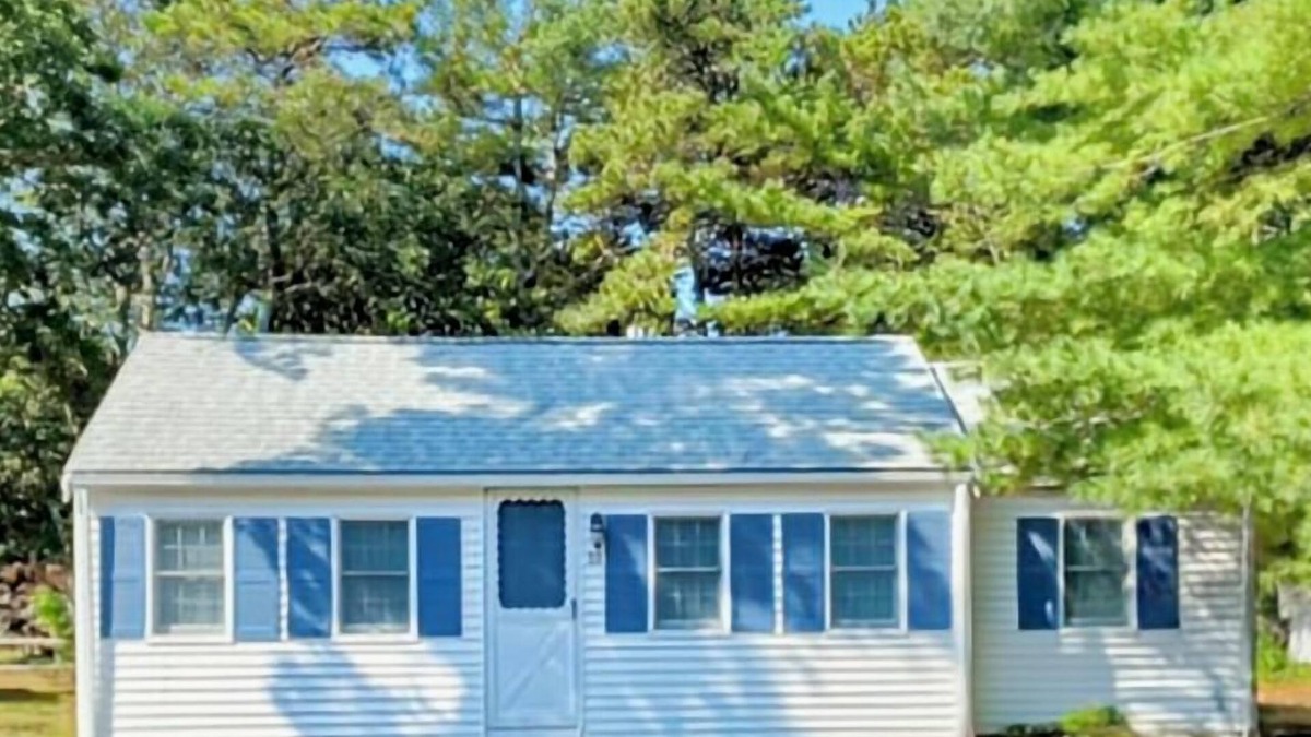 West Harwich House | Adorable 2BD Cottage-A/C, Firepit & Outdoor Shower, Just .4 mi to Earle Road Beach!